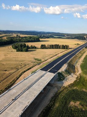 Yeni otoyolun inşası, köprüler ve modern altyapıyla hızlı yol inşaatı, Çek Cumhuriyeti-Avrupa otoyolu Ceske Budejovice hava manzarası manzara mühendisliği