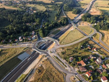 Yeni otoyolun inşası, köprüler ve modern altyapıyla hızlı yol inşaatı, Çek Cumhuriyeti-Avrupa otoyolu Ceske Budejovice hava manzarası manzara mühendisliği