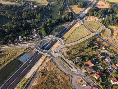 Yeni otoyolun inşası, köprüler ve modern altyapıyla hızlı yol inşaatı, Çek Cumhuriyeti-Avrupa otoyolu Ceske Budejovice hava manzarası manzara mühendisliği