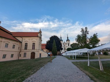 Premonstratensian Zeliv Manastırı, ulusal miras alanı, popüler hac mekanı. Ruhsal yenilenme ve fiziksel rahatlama için sakin bir yer. Su kenarındaki puslu manzara, soğuk hava, elivsk klter