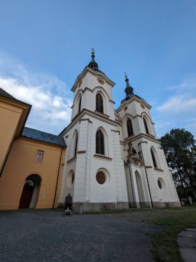 Premonstratensian Zeliv Manastırı, ulusal miras alanı, popüler hac mekanı. Ruhsal yenilenme ve fiziksel rahatlama için sakin bir yer. Su kenarındaki puslu manzara, soğuk hava, elivsk klter