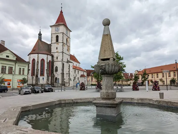 Horazdovice, Çek Cumhuriyeti-24 Temmuz 2023: Horazdovice şehir merkezi, belediye binası, panorama manzarası ve tarihi evler, Sumava bölgesi, Çek Cumhuriyeti manzara manzarası, eski kasaba meydanı 