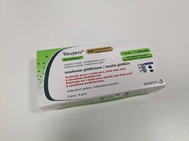 Prag, Çek Cumhuriyeti - 10 Temmuz 2024: Toujeo SoloStar ilaç kutusu Sanofi tarafından diyabet ve kan şekeri kontrolünde kullanılan insülin parıltılı madde.