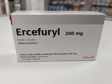 Prag, Çek Cumhuriyeti - 10 Temmuz 2024: Sanofi 'nin akut ishal ve gastrointestinal enfeksiyonların tedavisinde kullandığı nifuroksitli Ercefuryl kutusu.