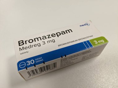 Prag, Çek Cumhuriyeti - 22 Haziran 2023: Avrupa, Avrupa Birliği eczacılık konsepti, Ilık bakım Çek Cumhuriyeti, Avrupa, Avrupa Birliği eczacılık konsepti olarak kullanılan aktif ilaç maddesi kutusu