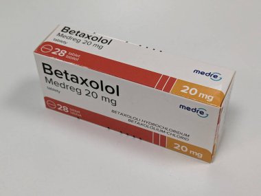 Prag, Çek Cumhuriyeti - 22 Haziran 2023: Avrupa, Avrupa Birliği eczacılık konsepti, Ilık bakım Çek Cumhuriyeti, Avrupa, Avrupa Birliği eczacılık konsepti olarak kullanılan aktif ilaç maddesi kutusu