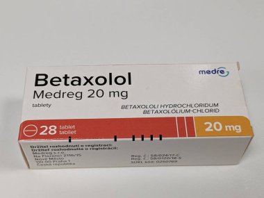 Prag, Çek Cumhuriyeti - 22 Haziran 2023: Avrupa, Avrupa Birliği eczacılık konsepti, Ilık bakım Çek Cumhuriyeti, Avrupa, Avrupa Birliği eczacılık konsepti olarak kullanılan aktif ilaç maddesi kutusu