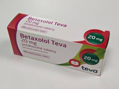Prag, Çek Cumhuriyeti - 22 Haziran 2023: Avrupa, Avrupa Birliği eczacılık konsepti, Ilık bakım Çek Cumhuriyeti, Avrupa, Avrupa Birliği eczacılık konsepti olarak kullanılan aktif ilaç maddesi kutusu