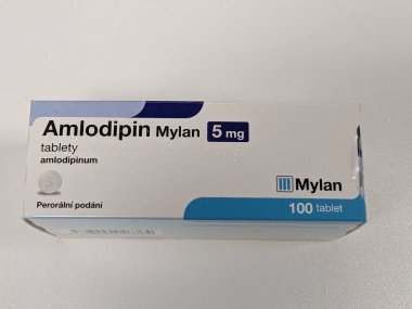 Prag, Çek Cumhuriyeti - 22 Haziran 2023: Avrupa, Avrupa Birliği eczacılık konsepti, Ilık bakım Çek Cumhuriyeti, Avrupa, Avrupa Birliği eczacılık konsepti olarak kullanılan aktif ilaç maddesi kutusu