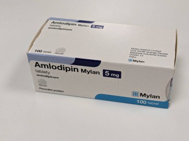 Prag, Çek Cumhuriyeti - 22 Haziran 2023: Avrupa, Avrupa Birliği eczacılık konsepti, Ilık bakım Çek Cumhuriyeti, Avrupa, Avrupa Birliği eczacılık konsepti olarak kullanılan aktif ilaç maddesi kutusu