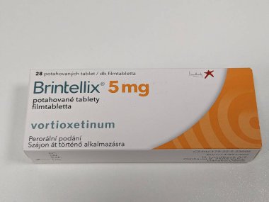 Prag, Çek Cumhuriyeti 23 Mayıs 2023: Büyük depresif hastalıkların tedavisinde kullanılan bir ilaç olan BrIntellix markası altında satılan bir Vortioxetine paketi. Eczane
