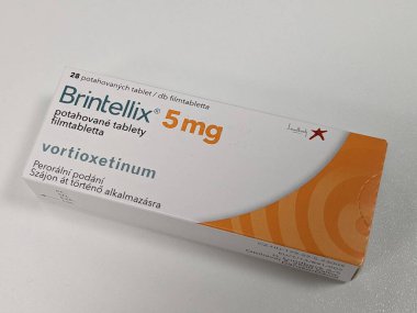 Prag, Çek Cumhuriyeti 23 Mayıs 2023: Büyük depresif hastalıkların tedavisinde kullanılan bir ilaç olan BrIntellix markası altında satılan bir Vortioxetine paketi. Eczane