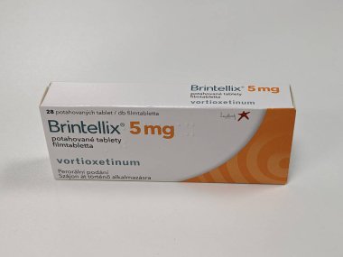 Prag, Çek Cumhuriyeti 23 Mayıs 2023: Büyük depresif hastalıkların tedavisinde kullanılan bir ilaç olan BrIntellix markası altında satılan bir Vortioxetine paketi. Eczane