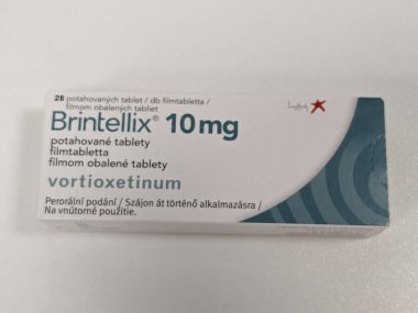 Prag, Çek Cumhuriyeti 23 Mayıs 2023: Büyük depresif hastalıkların tedavisinde kullanılan bir ilaç olan BrIntellix markası altında satılan bir Vortioxetine paketi. Eczane