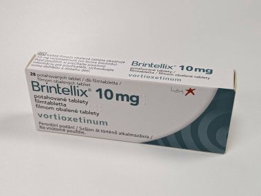 Prag, Çek Cumhuriyeti 23 Mayıs 2023: Büyük depresif hastalıkların tedavisinde kullanılan bir ilaç olan BrIntellix markası altında satılan bir Vortioxetine paketi. Eczane