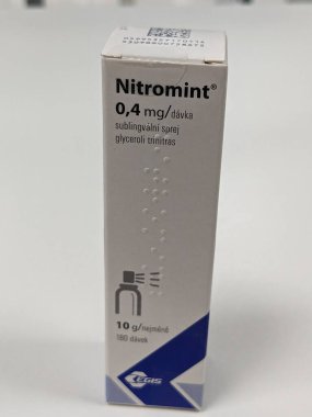 Prag, Çek Cumhuriyeti - 22 Haziran 2023: Avrupa, Avrupa Birliği eczacılık konsepti, Ilık bakım Çek Cumhuriyeti, Avrupa, Avrupa Birliği eczacılık konsepti olarak kullanılan aktif ilaç maddesi kutusu