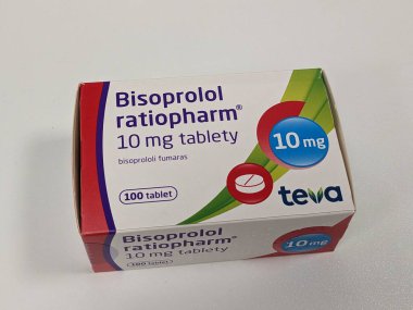 Prag, Çek Cumhuriyeti - 22 Haziran 2023: Bir kutu BISOPROLOL-RATIOPHARM 5 MG 100X5MG Aktif eczacılık maddesi bisoprolum kalp hastalıkları için beta blokörü ilacı olarak kullanılır.