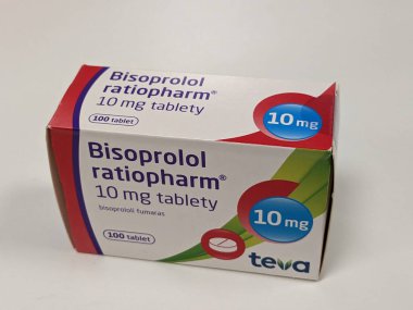 Prag, Çek Cumhuriyeti - 22 Haziran 2023: Bir kutu BISOPROLOL-RATIOPHARM 5 MG 100X5MG Aktif eczacılık maddesi bisoprolum kalp hastalıkları için beta blokörü ilacı olarak kullanılır.