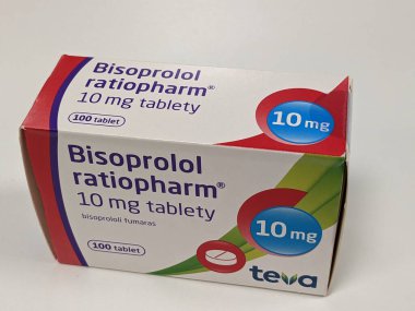 Prag, Çek Cumhuriyeti - 22 Haziran 2023: Bir kutu BISOPROLOL-RATIOPHARM 5 MG 100X5MG Aktif eczacılık maddesi bisoprolum kalp hastalıkları için beta blokörü ilacı olarak kullanılır.