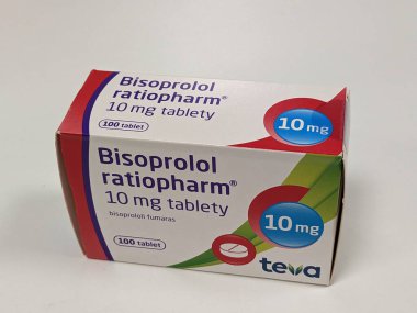 Prag, Çek Cumhuriyeti - 22 Haziran 2023: Bir kutu BISOPROLOL-RATIOPHARM 5 MG 100X5MG Aktif eczacılık maddesi bisoprolum kalp hastalıkları için beta blokörü ilacı olarak kullanılır.