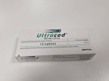 Prag, Çek Cumhuriyeti - 22 Haziran 2023: Bir kutu ULTRACOD 500mg / 30 mg aktif eczacılık maddesi parasetamol ve ağrı kesici olarak kullanılan kodein, sıcak bakım Çek Cumhuriyeti, Avrupa, Avrupa Birliği eczacılık kavramı