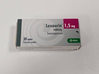 Prag, Çek Cumhuriyeti - 22 Haziran 2023: LEXAURIN-Bromazepam kutusu diazepama benzer yan etkileri olan bir benzodiazepine.Anksiyete önleyici maddedir. Bromazepam, anksiyete veya panik durumlarını tedavi etmek için küçük bir ameliyattan önce önceden tasarlanmış olarak kullanılabilir.