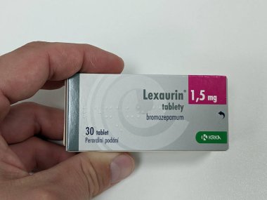Prag, Çek Cumhuriyeti - 22 Haziran 2023: LEXAURIN-Bromazepam kutusu diazepama benzer yan etkileri olan bir benzodiazepine.Anksiyete önleyici maddedir. Bromazepam, anksiyete veya panik durumlarını tedavi etmek için küçük bir ameliyattan önce önceden tasarlanmış olarak kullanılabilir..