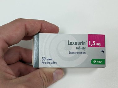 Prag, Çek Cumhuriyeti - 22 Haziran 2023: LEXAURIN-Bromazepam kutusu diazepama benzer yan etkileri olan bir benzodiazepine.Anksiyete önleyici maddedir. Bromazepam, anksiyete veya panik durumlarını tedavi etmek için küçük bir ameliyattan önce önceden tasarlanmış olarak kullanılabilir..