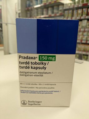 Prag, Çek Cumhuriyeti - 22 Haziran 2023: Boehringer Ingelheim tarafından hazırlanan Pradaxa kutusu ve derin ven trombozu (DVT), sıcak bakım Çek Cumhuriyeti, Avrupa, Avrupa Birliği eczacılık konsepti olan dabigatran etexilate
