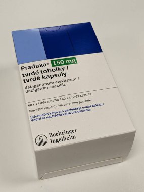 Prag, Çek Cumhuriyeti - 22 Haziran 2023: Boehringer Ingelheim tarafından hazırlanan Pradaxa kutusu ve derin ven trombozu (DVT), sıcak bakım Çek Cumhuriyeti, Avrupa, Avrupa Birliği eczacılık konsepti olan dabigatran etexilate
