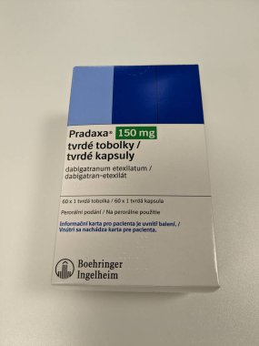 Prag, Çek Cumhuriyeti - 22 Haziran 2023: Boehringer Ingelheim tarafından hazırlanan Pradaxa kutusu ve derin ven trombozu (DVT), sıcak bakım Çek Cumhuriyeti, Avrupa, Avrupa Birliği eczacılık konsepti olan dabigatran etexilate