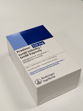 Prag, Çek Cumhuriyeti - 22 Haziran 2023: Boehringer Ingelheim tarafından hazırlanan Pradaxa kutusu ve derin ven trombozu (DVT), sıcak bakım Çek Cumhuriyeti, Avrupa, Avrupa Birliği eczacılık konsepti olan dabigatran etexilate