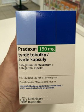 Prag, Çek Cumhuriyeti - 22 Haziran 2023: Boehringer Ingelheim tarafından hazırlanan Pradaxa kutusu ve derin ven trombozu (DVT), sıcak bakım Çek Cumhuriyeti, Avrupa, Avrupa Birliği eczacılık konsepti olan dabigatran etexilate