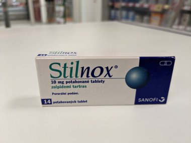 Prag, Çek Cumhuriyeti - 22 Haziran 2023: Uykusuzluk tedavisi için kullanılan aktif ilaç maddesi Zolpidemi tartas ile Stilnox 10 mg kutu, Çek Cumhuriyeti, Avrupa, Avrupa Birliği eczacılık kavramı