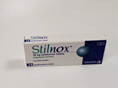 Prag, Çek Cumhuriyeti - 22 Haziran 2023: Uykusuzluk tedavisi için kullanılan aktif ilaç maddesi Zolpidemi tartas ile Stilnox 10 mg kutu, Çek Cumhuriyeti, Avrupa, Avrupa Birliği eczacılık kavramı
