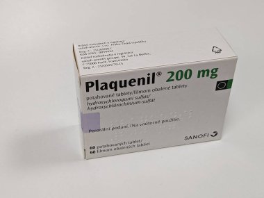 Prag, Çek Cumhuriyeti - 22 Haziran 2023: Etkin ilaç maddesi olan Plaquenil kutusu Hydroxychloroquine, hastalık önleyici romatizma önleyici ilaç (DMARD) olarak kullanılır. Ağrıyı ve eklem iltihabını azaltabilir. Bu da eklem hasarını önleyebilir.