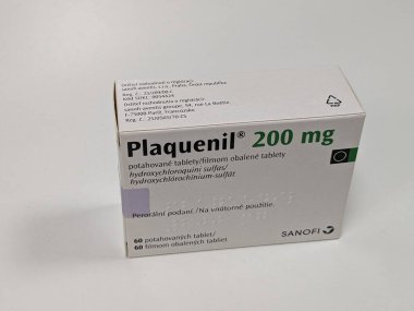 Prag, Çek Cumhuriyeti - 22 Haziran 2023: Etkin ilaç maddesi olan Plaquenil kutusu Hydroxychloroquine, hastalık önleyici romatizma önleyici ilaç (DMARD) olarak kullanılır. Ağrıyı ve eklem iltihabını azaltabilir. Bu da eklem hasarını önleyebilir.
