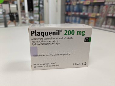 Prag, Çek Cumhuriyeti - 22 Haziran 2023: Etkin ilaç maddesi olan Plaquenil kutusu Hydroxychloroquine, hastalık önleyici romatizma önleyici ilaç (DMARD) olarak kullanılır. Ağrıyı ve eklem iltihabını azaltabilir. Bu da eklem hasarını önleyebilir.