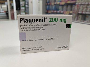 Prag, Çek Cumhuriyeti - 22 Haziran 2023: Etkin ilaç maddesi olan Plaquenil kutusu Hydroxychloroquine, hastalık önleyici romatizma önleyici ilaç (DMARD) olarak kullanılır. Ağrıyı ve eklem iltihabını azaltabilir. Bu da eklem hasarını önleyebilir.