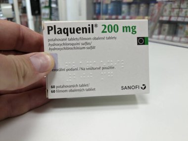 Prag, Çek Cumhuriyeti - 22 Haziran 2023: Etkin ilaç maddesi olan Plaquenil kutusu Hydroxychloroquine, hastalık önleyici romatizma önleyici ilaç (DMARD) olarak kullanılır. Ağrıyı ve eklem iltihabını azaltabilir. Bu da eklem hasarını önleyebilir.