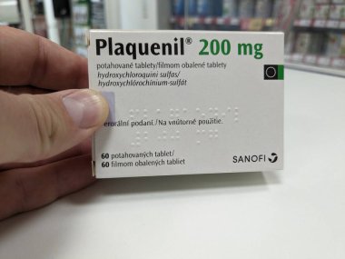 Prag, Çek Cumhuriyeti - 22 Haziran 2023: Etkin ilaç maddesi olan Plaquenil kutusu Hydroxychloroquine, hastalık önleyici romatizma önleyici ilaç (DMARD) olarak kullanılır. Ağrıyı ve eklem iltihabını azaltabilir. Bu da eklem hasarını önleyebilir.