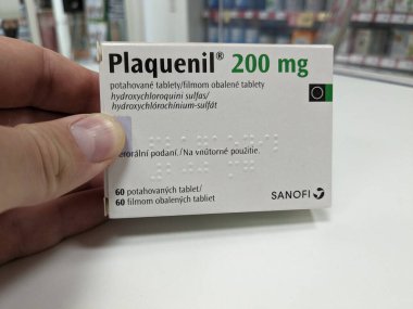 Prag, Çek Cumhuriyeti - 22 Haziran 2023: Etkin ilaç maddesi olan Plaquenil kutusu Hydroxychloroquine, hastalık önleyici romatizma önleyici ilaç (DMARD) olarak kullanılır. Ağrıyı ve eklem iltihabını azaltabilir. Bu da eklem hasarını önleyebilir. 