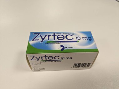 Alerji tedavisinde antihistaminik olarak kullanılan aktif farmasötik madde cetirizini dihidrokloridum içeren ZYRTEC eczane konsept kutusu, sıcak bakım Çek Cumhuriyeti, Avrupa ve Avrupa Birliği