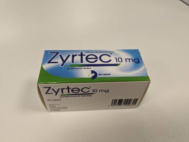 Alerji tedavisinde antihistaminik olarak kullanılan aktif farmasötik madde cetirizini dihidrokloridum içeren ZYRTEC eczane konsept kutusu, sıcak bakım Çek Cumhuriyeti, Avrupa ve Avrupa Birliği