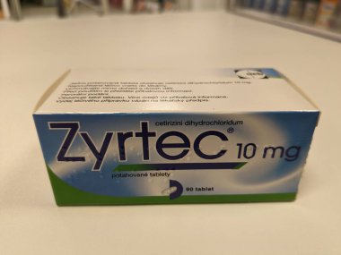 Alerji tedavisinde antihistaminik olarak kullanılan aktif farmasötik madde cetirizini dihidrokloridum içeren ZYRTEC eczane konsept kutusu, sıcak bakım Çek Cumhuriyeti, Avrupa ve Avrupa Birliği