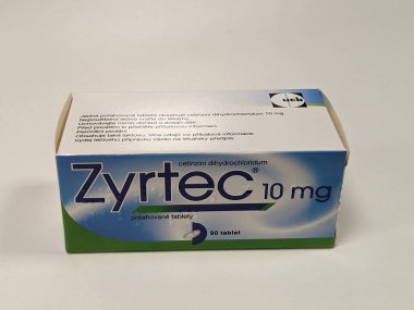 Alerji tedavisinde antihistaminik olarak kullanılan aktif farmasötik madde cetirizini dihidrokloridum içeren ZYRTEC eczane konsept kutusu, sıcak bakım Çek Cumhuriyeti, Avrupa ve Avrupa Birliği