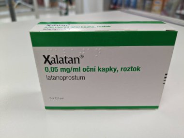 Prag, Çek Cumhuriyeti-10 Ağustos 2024: Göz tansiyonu, göz tansiyonu ve göz tansiyonu tedavisinde kullanılan LATANOPROST aktif maddesiyle birlikte XALATAN optalmik çözelti kutusu.