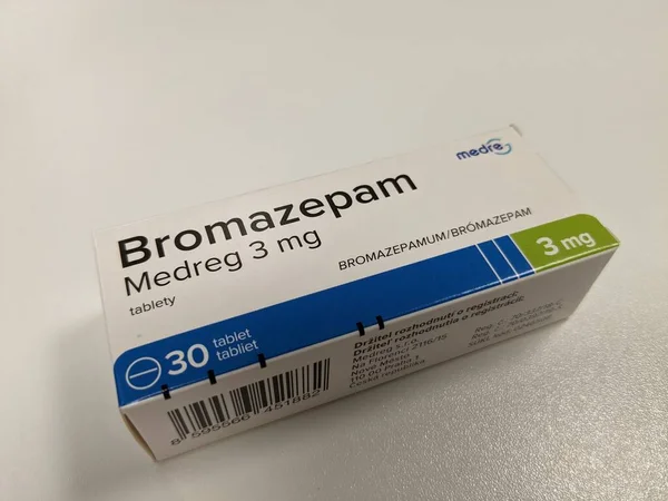Prag, Çek Cumhuriyeti - 22 Haziran 2023: Avrupa, Avrupa Birliği eczacılık konsepti, Ilık bakım Çek Cumhuriyeti, Avrupa, Avrupa Birliği eczacılık konsepti olarak kullanılan aktif ilaç maddesi kutusu
