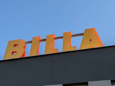 Prag, Çek Cumhuriyeti-27 Temmuz 2023: Prag ulaşım merkezindeki Billa market logosu. Çek pazarındaki Avusturya market zinciri şirketi. Süpermarket perakende mağaza alışverişi