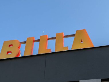 Prag, Çek Cumhuriyeti-27 Temmuz 2023: Prag ulaşım merkezindeki Billa market logosu. Çek pazarındaki Avusturya market zinciri şirketi. Süpermarket perakende mağaza alışverişi